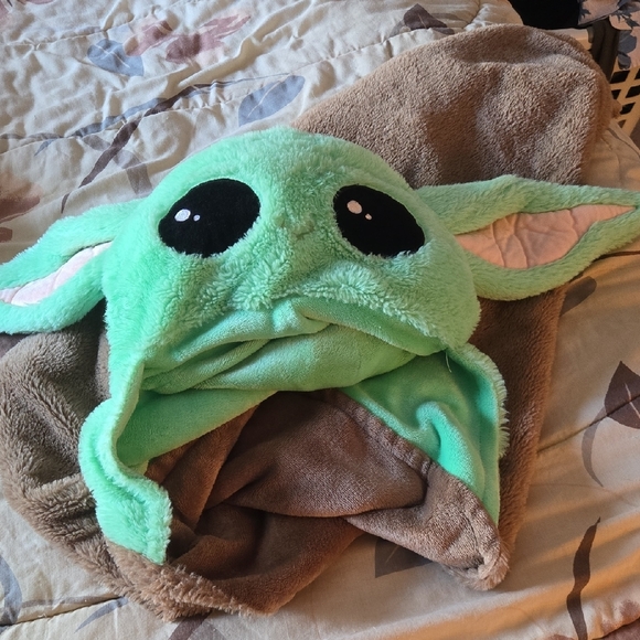 Green and Brown Baby Yoda Blanket - Picture 6 of 6